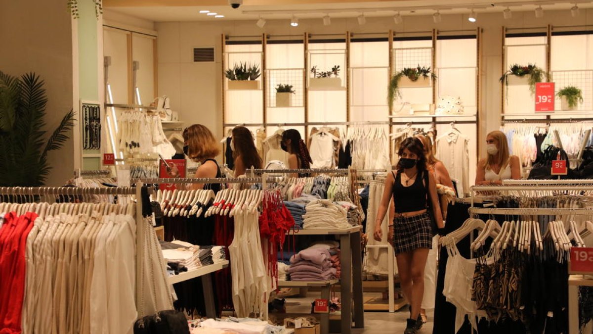 Imatge de compradors ahir en una botiga de l’Eix Comercial de Lleida ciutat.