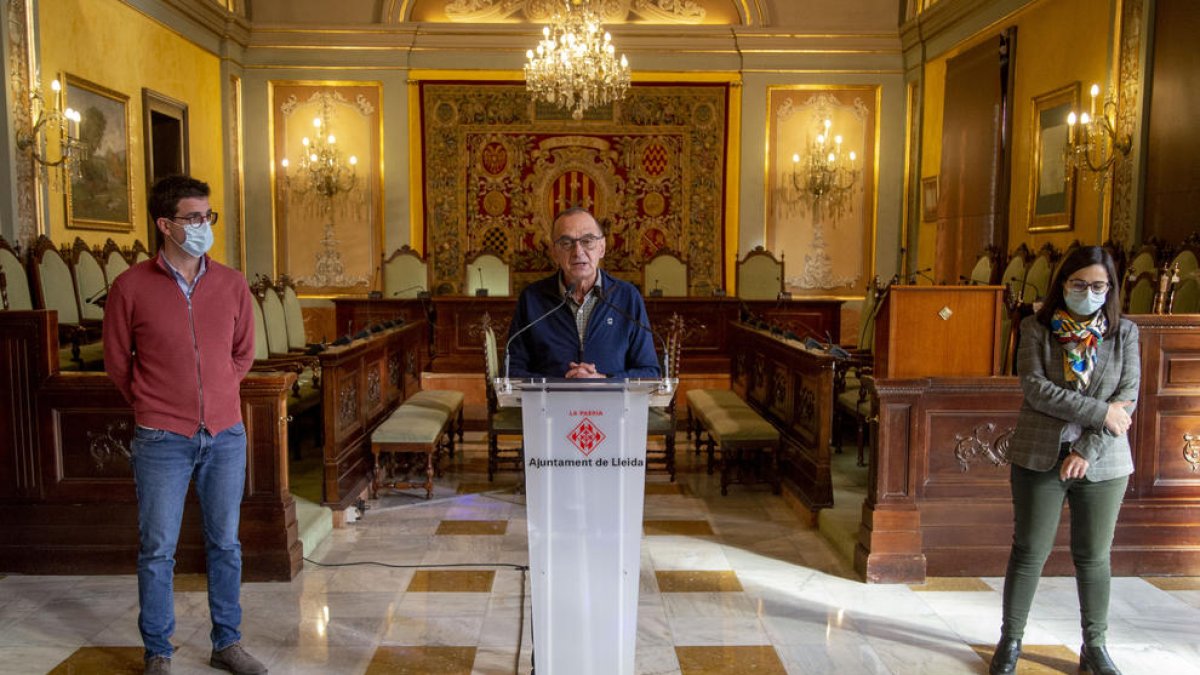 Pueyo va explicar ahir la decisió de l’equip de govern al costat de Postius i Freixanet.