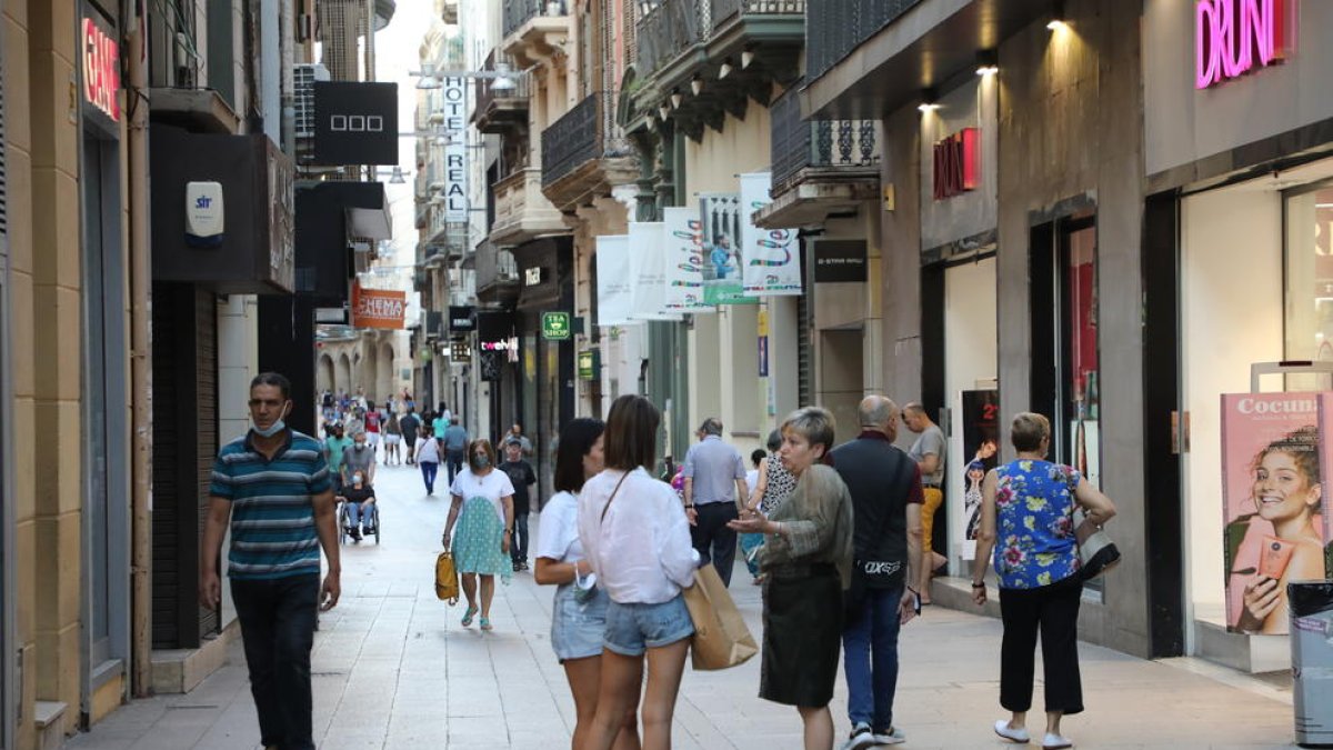 Imatge d'arxiu de transeünts a l'Eix Comercial de Lleida.