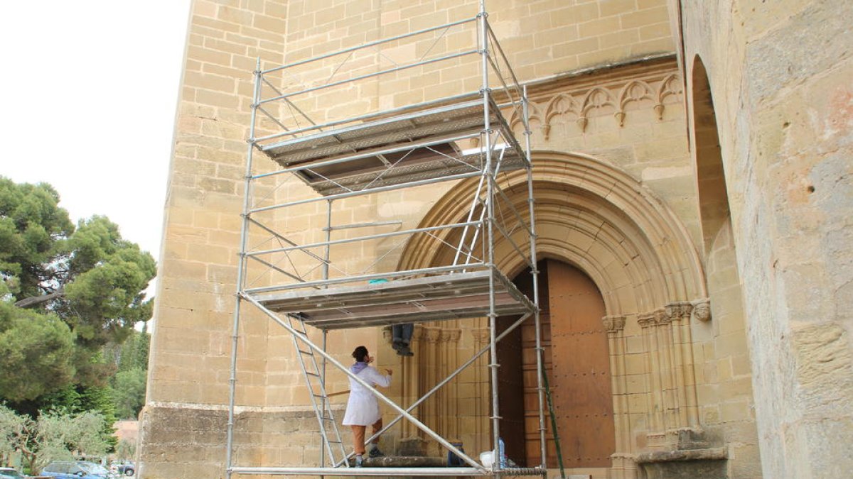 Obras esta semana en el portal del siglo XIV del monasterio.