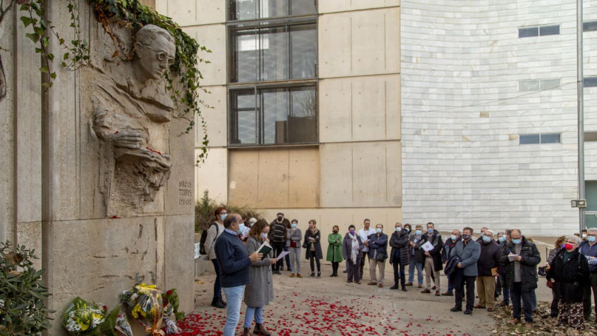 Unes setanta persones van participar ahir en l’acte de record al poeta davant del bust al Canyeret.