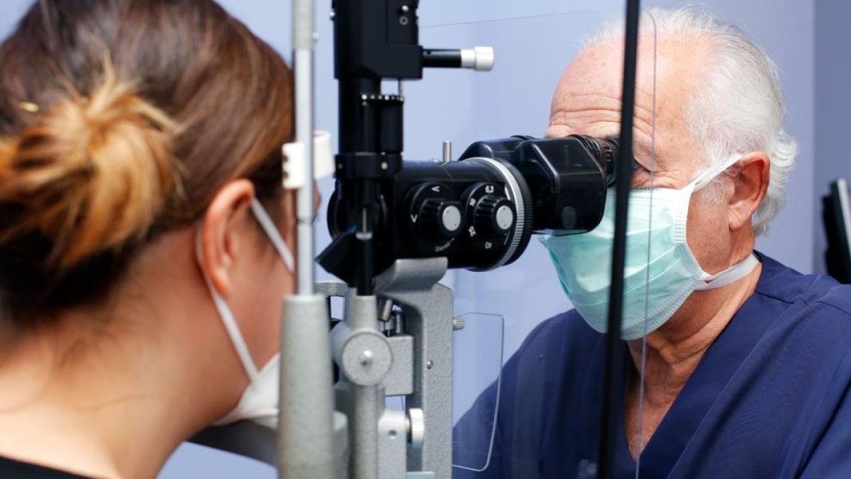 El Dr. Borja Corcóstegui revisa la visió d'una pacient en les instal·lacions de l'IMO Grup Miranza.