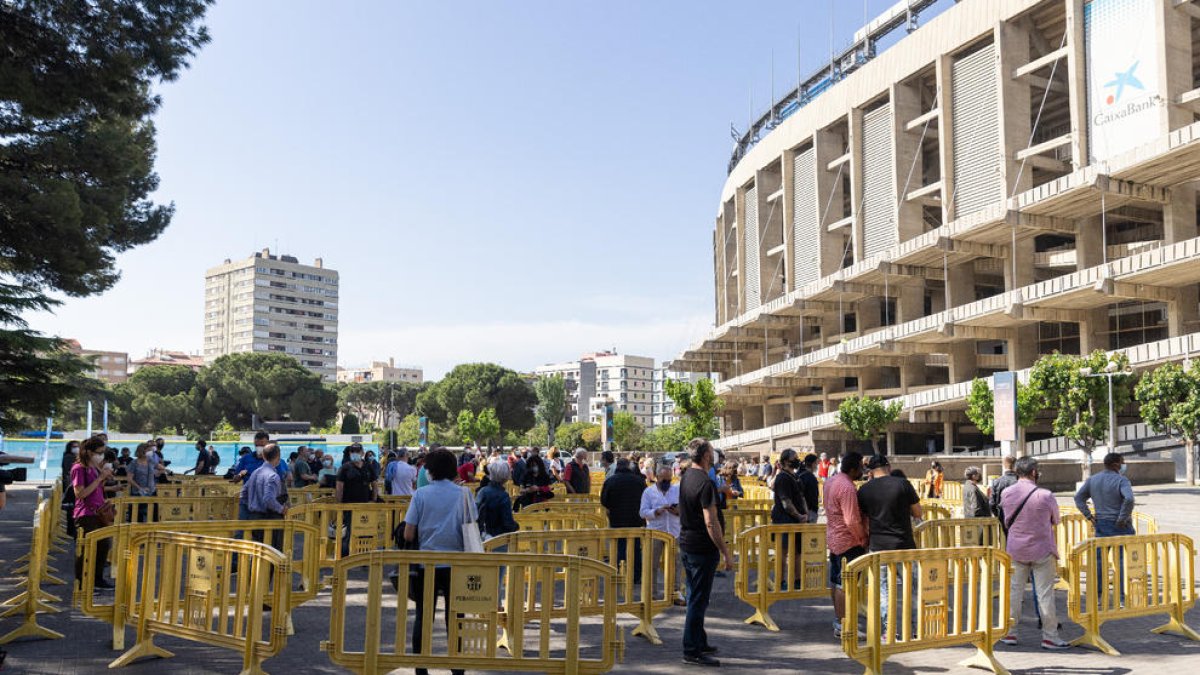 Persones fent cua ahir al nou punt de vacunació instal·lat a les dependències del Camp Nou.
