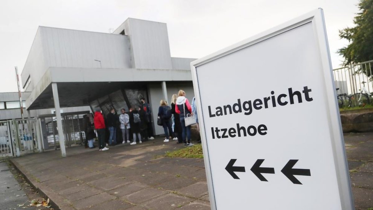 Periodistes esperen per entrar a l'Audiència Provincial d'Itzehoe, on avui havia de començar el judici contra la nonagenària.