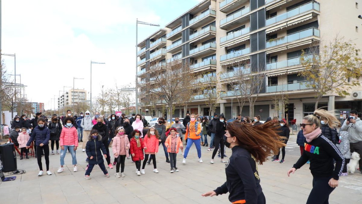 Al mercat de Nadal de Balàfia també es van fer activitats per moure l’esquelet.