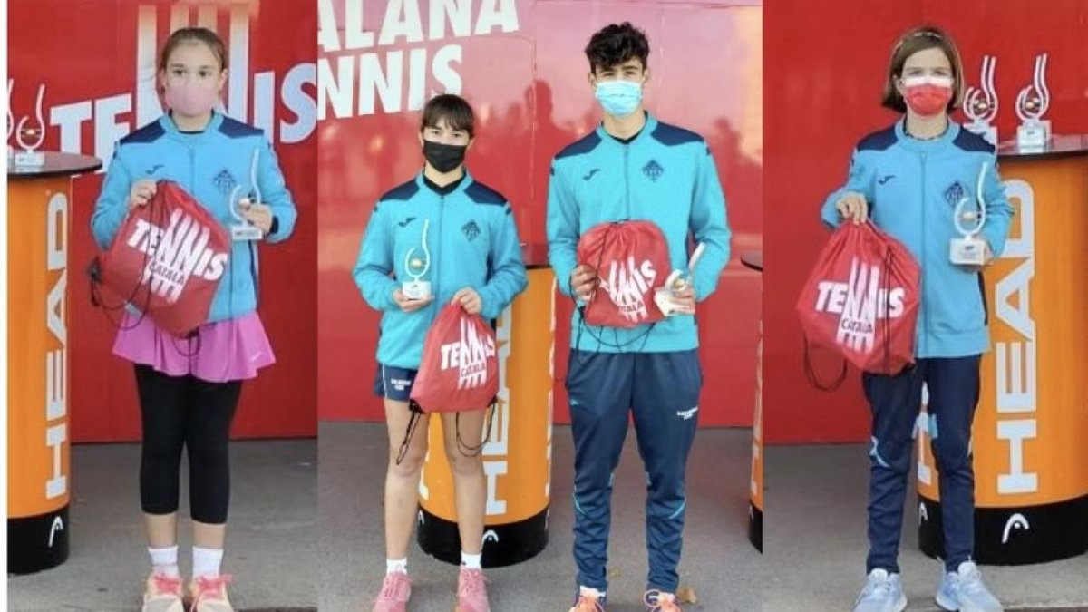 Los cuatro jugadores del CN Lleida con sus trofeos.
