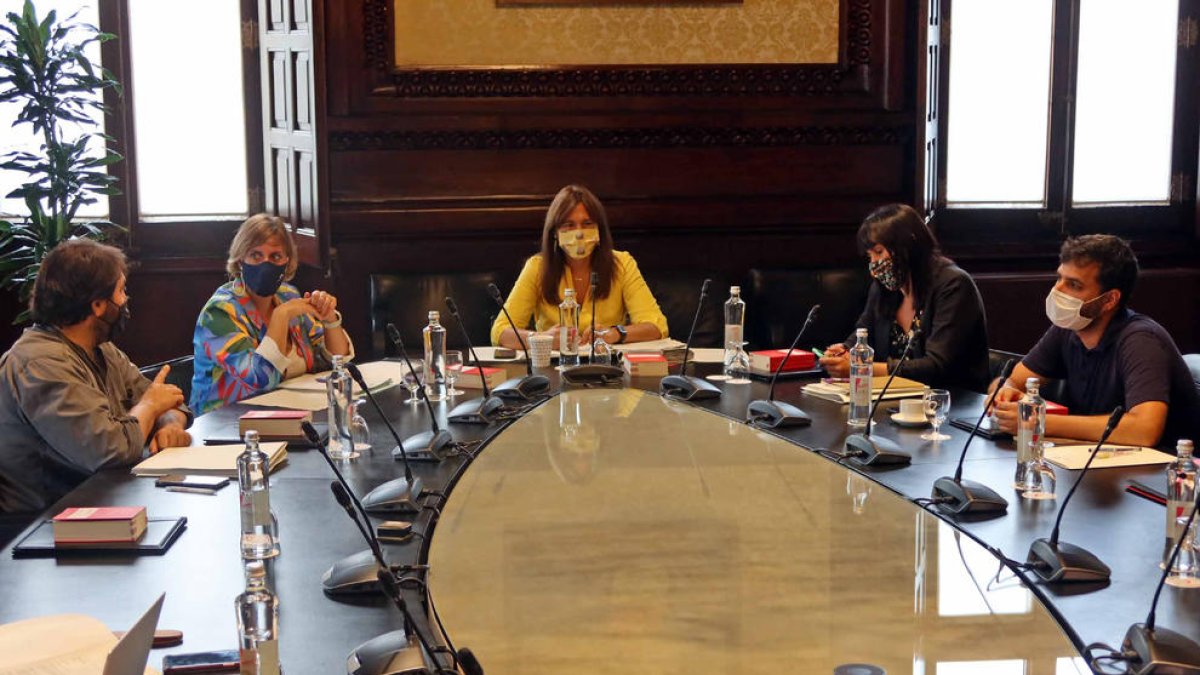 La reunió de la Mesa del Parlament, presidida per Laura Borràs.