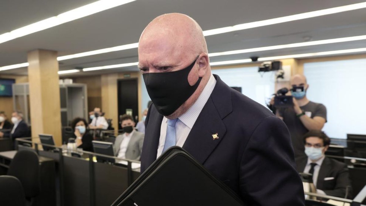 El excomisario Villarejo a su llegada a la comisión del Congreso.