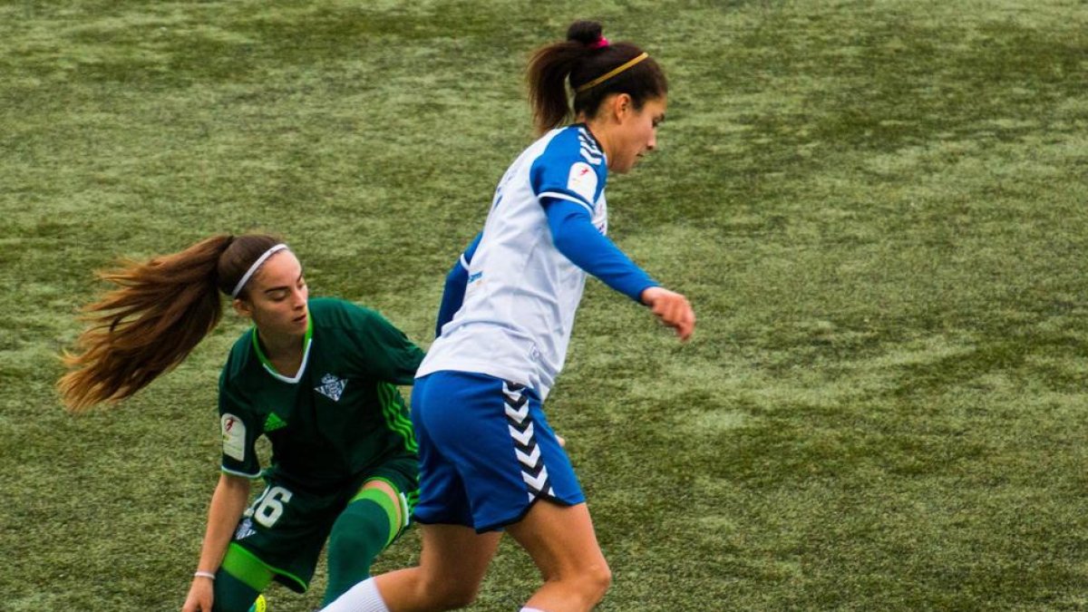 La nova jugadora de l’AEM Villamayor dribla una rival.