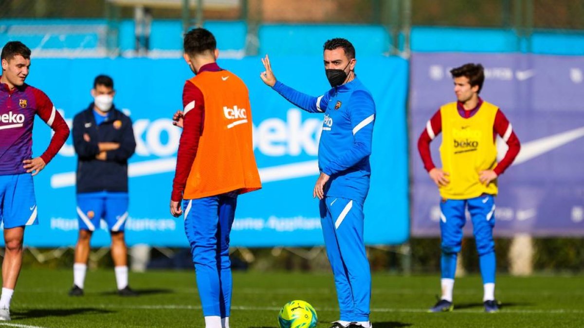 Xavi, durante la sesión de entrenamiento de ayer.