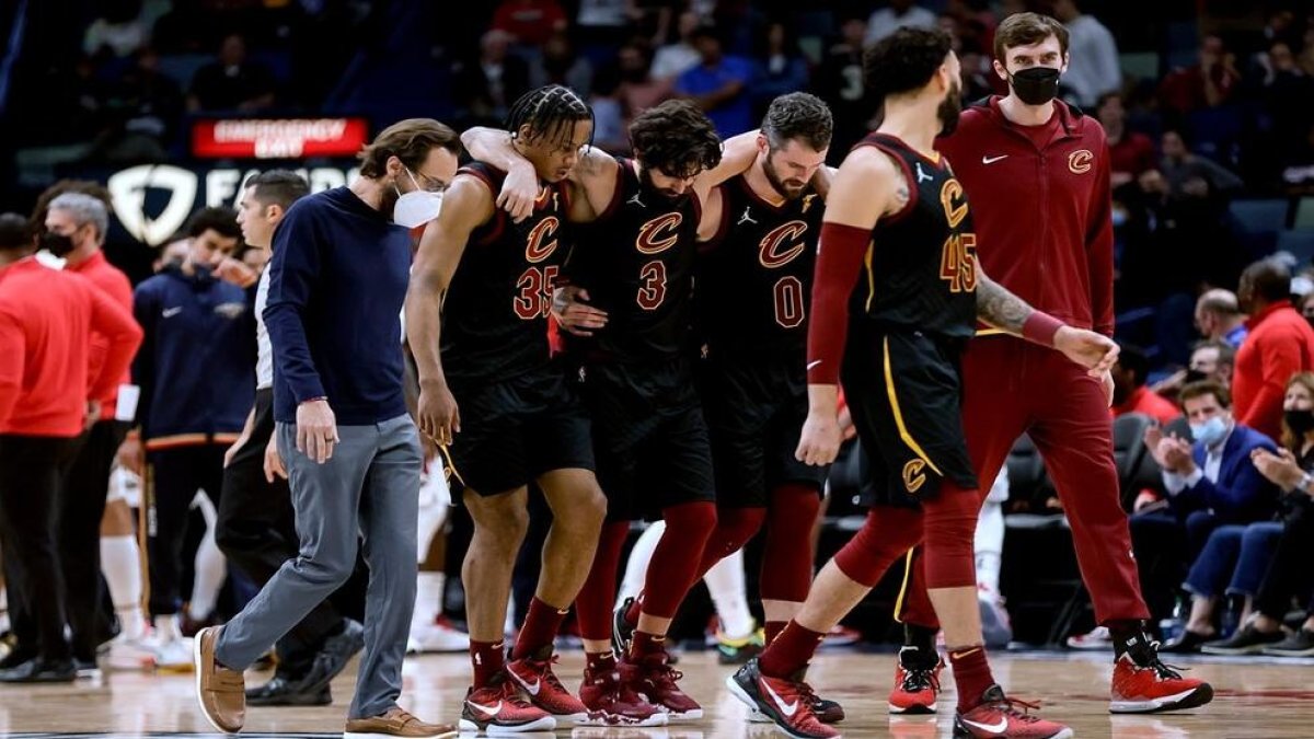 Okoro i Love ajuden Ricky Rubio a abandonar la pista.