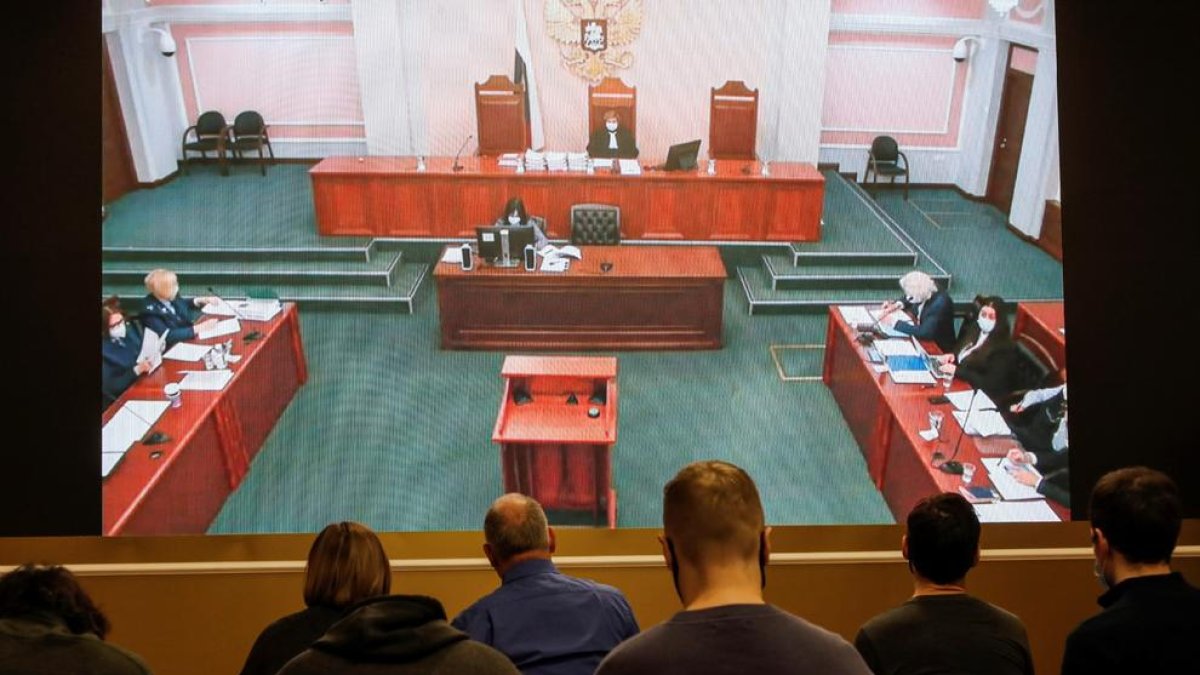 Seguidores de la Memorial observan en remoto el fallo judicial.