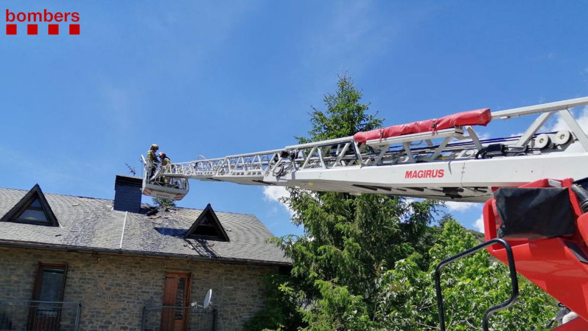 Los Bomberos utilizaron la autoescala para apagar el fuego.