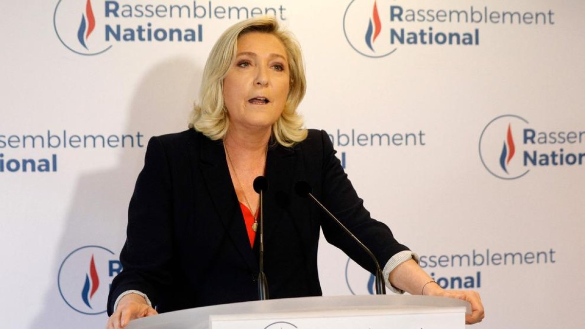 Marine Le Pen atendió a la prensa tras conocerse los primeros resultados de las elecciones de ayer.