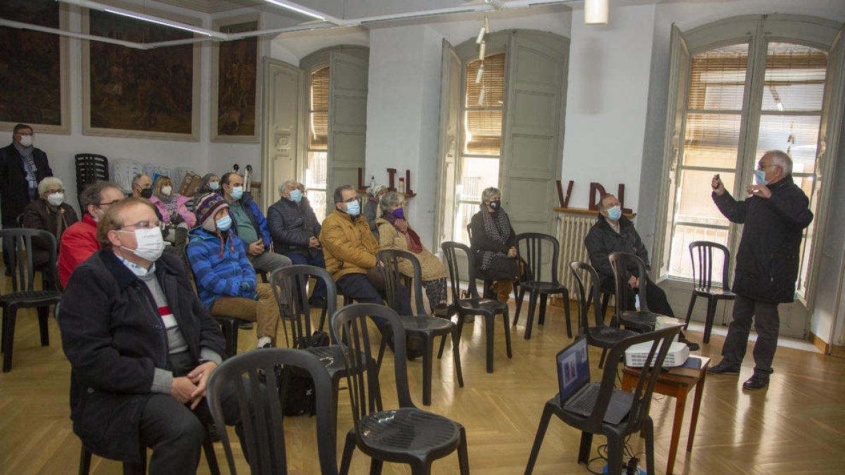 Mesa de diálogo dels Amics del Camí de Sant Jaume en una de las estancias de la Sagrada Família.