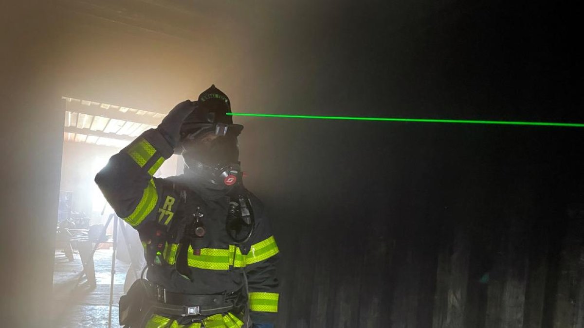 La tecnologia més capdavantera: cascos de bomber amb làser per veure entre el fum