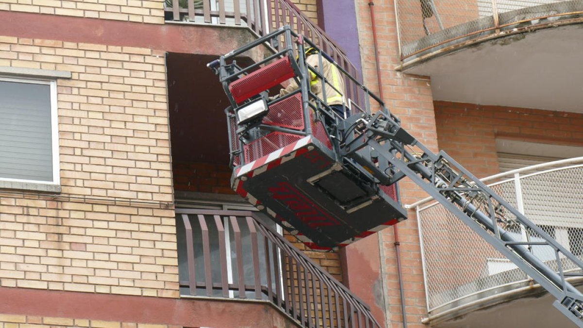 Imatge d’arxiu d’un rescat de Bombers en un pis de Lleida.