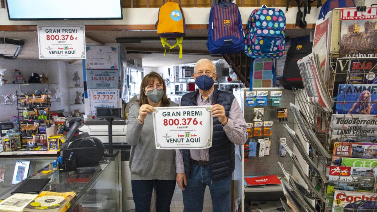 Teresa Capell i Josep Maria Palau, els titulars del quiosc d’Aitona que va repartir el premi.