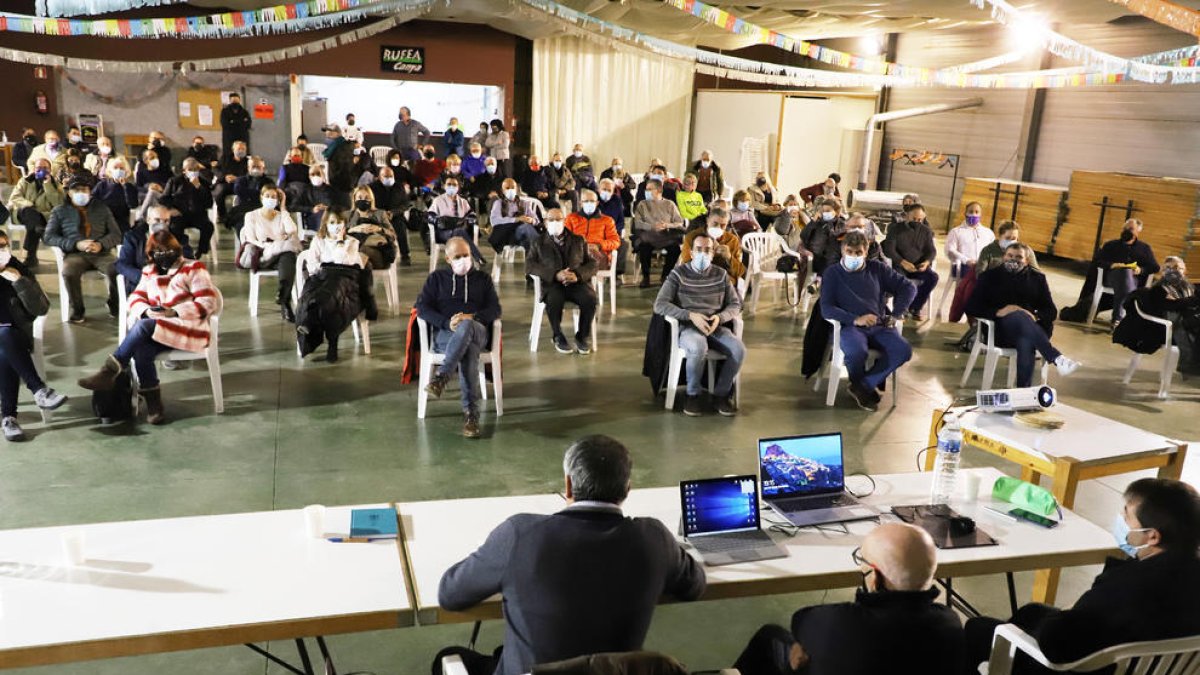 Decenas de personas acudieron a la reunión contra el proyecto, celebrada en el local social de Rufea.