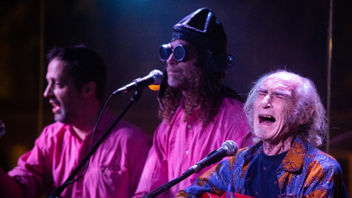 El bar Slàvia de les Borges Blanques va acollir Pau Riba i De Mortimers amb el seu ‘Jizàs de Netzerit’.