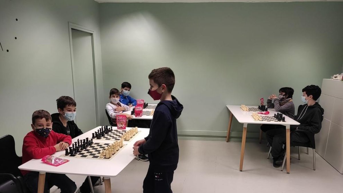 Xavier Mompel durante la simultánea con los alumnos.