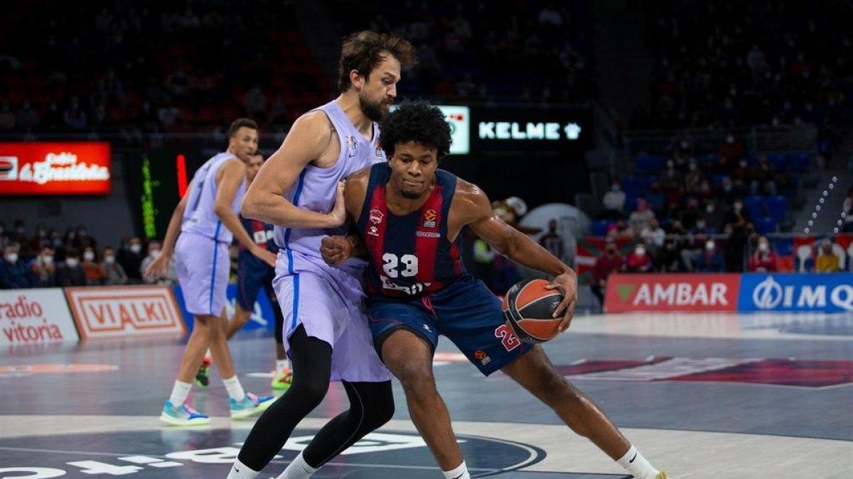 Enoch controla la pilota en una acció del partit d’ahir.