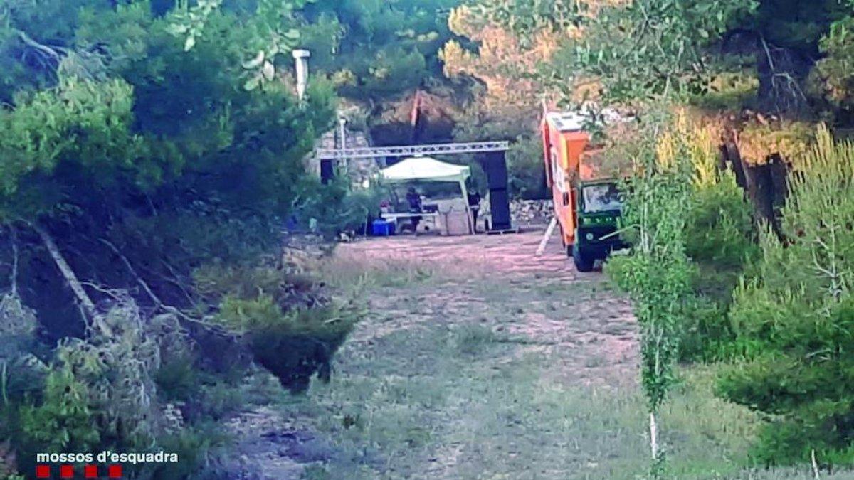 Estructura instalada para la fiesta en una zona aislada en Vinaixa.