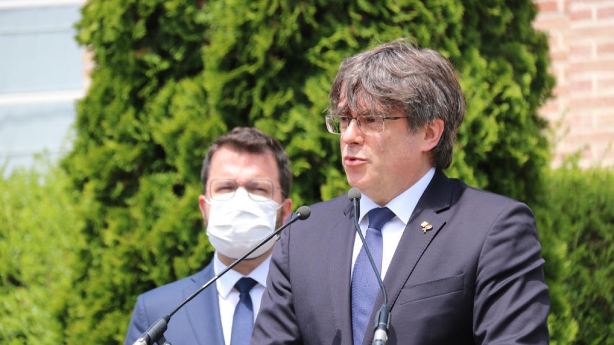 L'eurodiputat Carles Puigdemont i el president Pere Aragonès després de la reunió a la Casa de la República a Waterloo el 18 de juny.