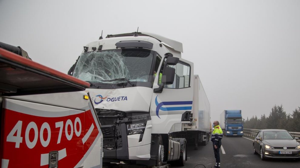 Un altre accident múltiple obliga a tallar l'A-2 a Bell-lloc d'Urgell