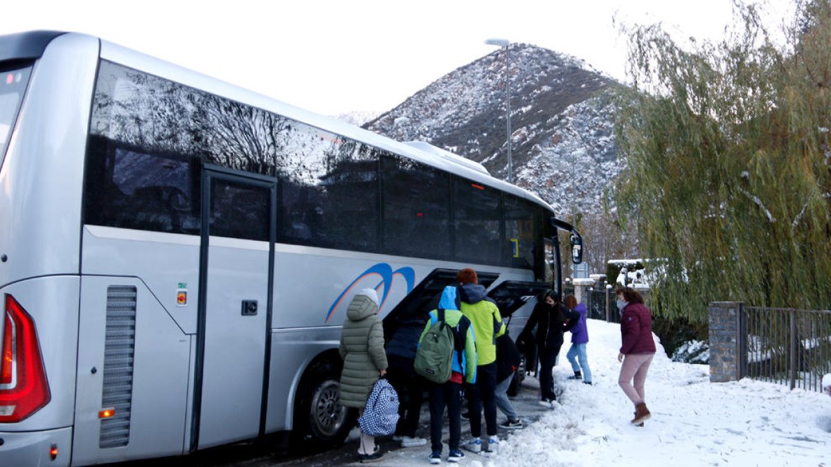Alumnos subiendo ayer al transporte escolar en Altron, uno de los que pudo mantenerse.