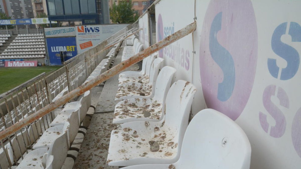 Detall de l’aspecte de brutícia i deteriorament dels seients del Camp d’Esports.