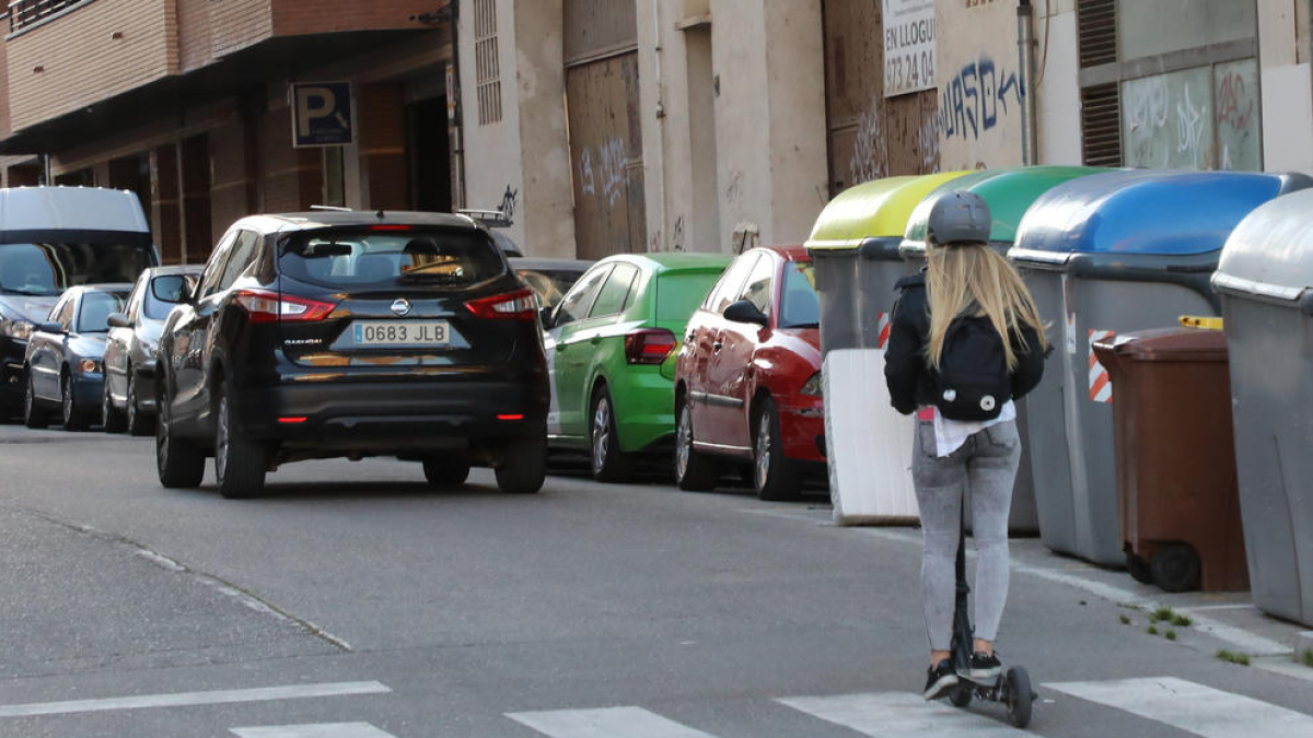 Un patinet elèctric circula per una calçada de Pardinyes just darrere d’un cotxe dijous passat.