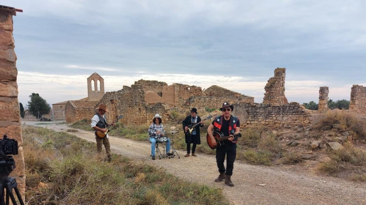 El quartet Segallosa Band de Fraga, en ple enregistrament del videoclip al poblat de Cardell.