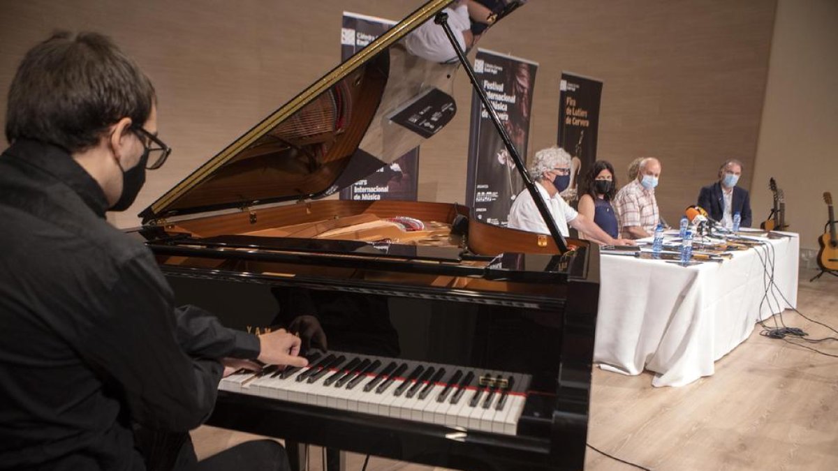 Jan Gras, alumne de la Càtedra Emili Pujol, va posar ahir la nota musical a la presentació del certamen.