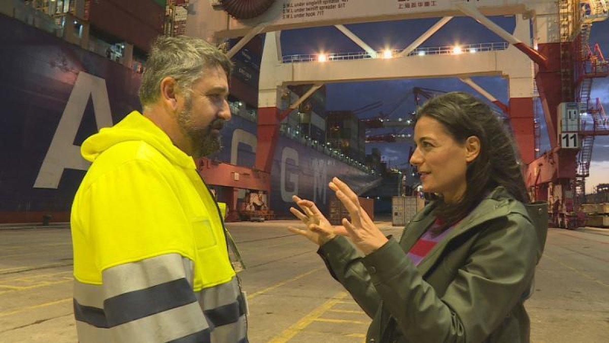 Los estibadores del puerto de Barcelona trabajan a destajo y ven venir la crisis de cara a la Navidad.