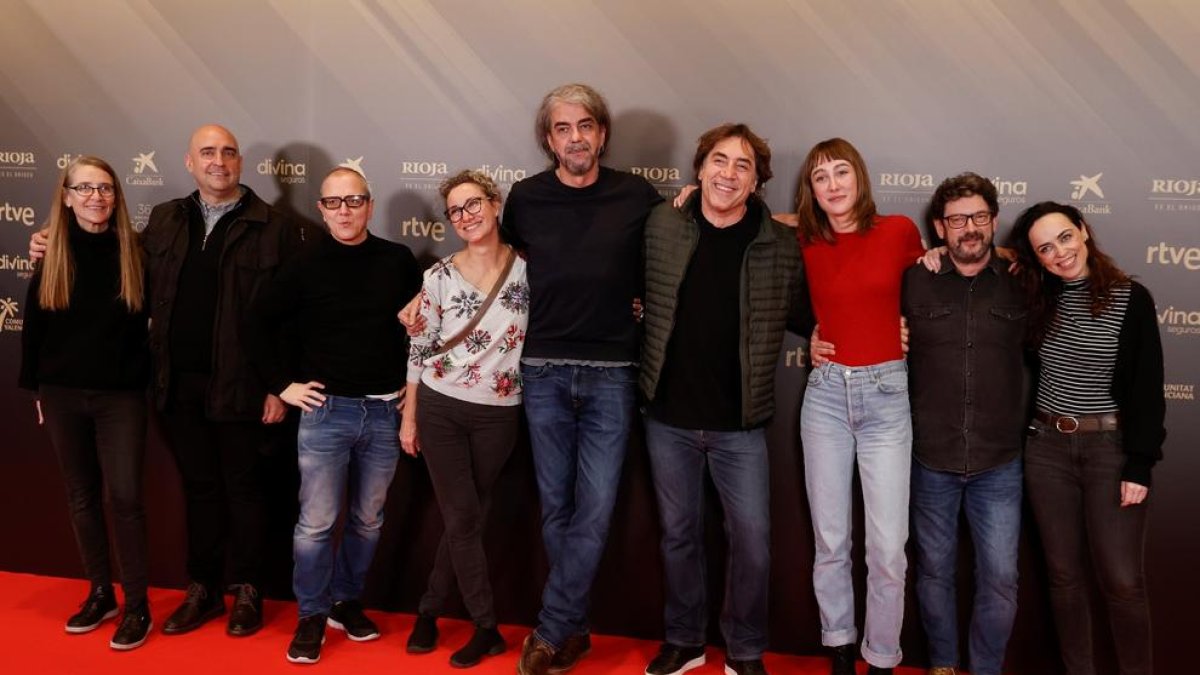 Fernando León de Aranoa y Javier Bardem, junto con el resto del equipo de 'El buen patrón'.