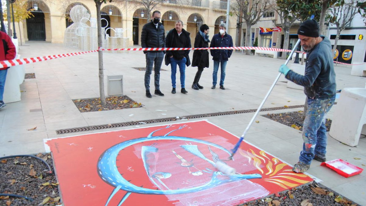 Gubianas va acabar ahir les pintures amb què ha decorat les places del centre de la capital del Pla.