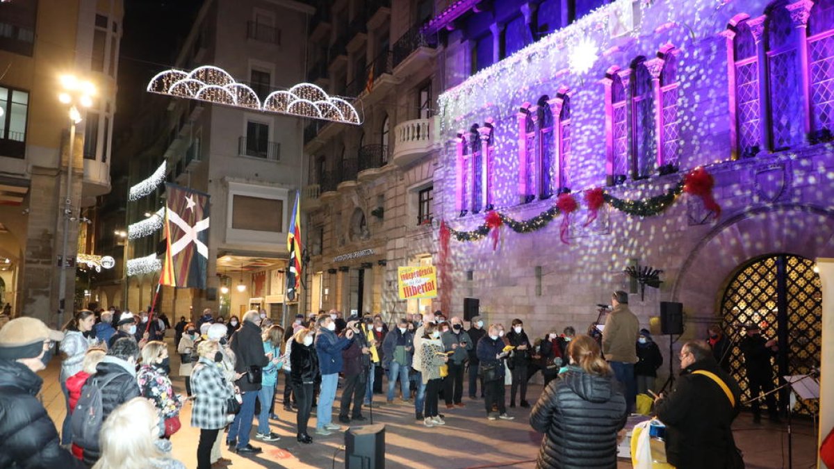 Cuarto aniversario de los ‘Cantaires’  -  Los cantaires de la plaza de la Paeria, que cumplen cuatro años de actuaciones, entonaron ayer su canto número 184 para pedir la amnistía para todos los encausados por el procés y para reivindicar e ...