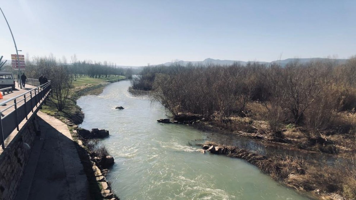Vista de archivo del Cinca a su paso por la capital del Baix Cinca.