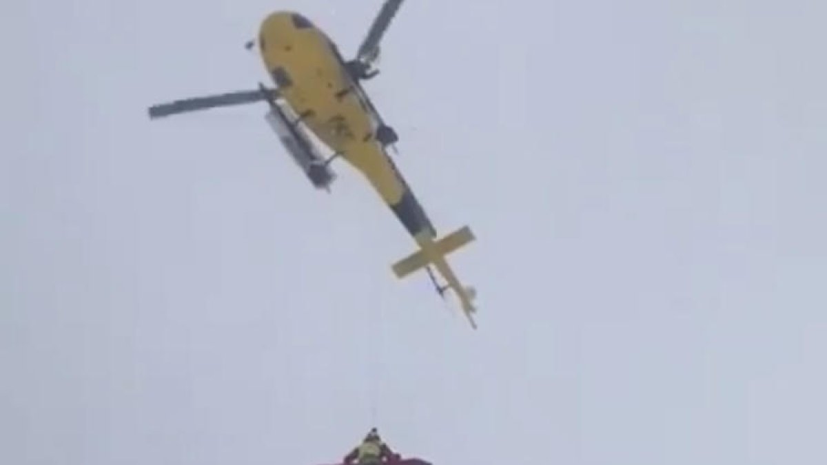 Moment de l’evacuació de l’esquiador ferit.