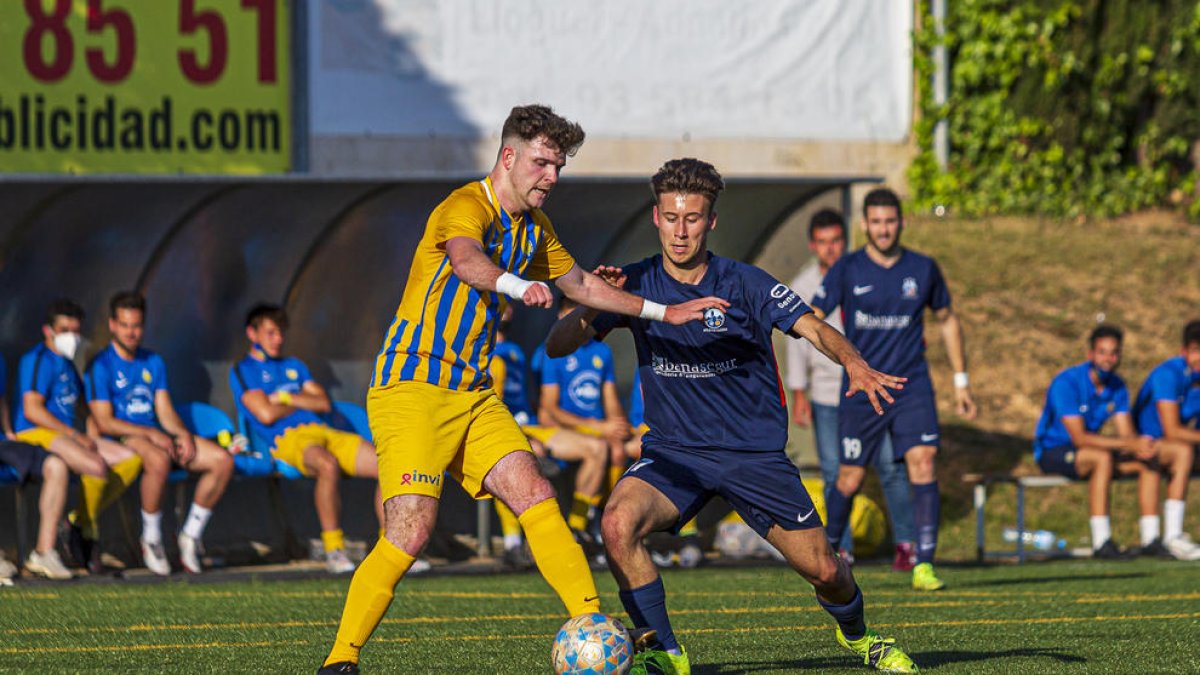 Una acción del partido de ayer entre el Sant Just y el Atlètic Lleida.