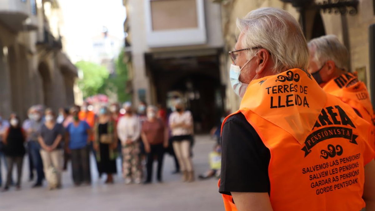 A la concentració de la Marea Pensionista de Lleida van anar mig centenar de persones.