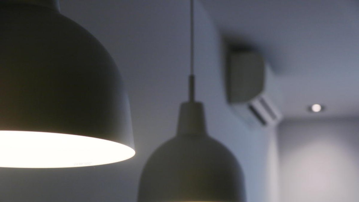 Dos lámparas encendidas.