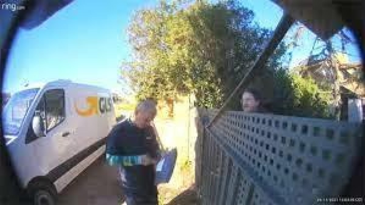 Un repartidor se niega a entregar un paquete porque no le hablan en castellano