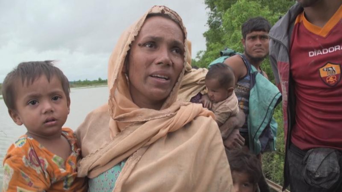 Una dona plora mentre relata la fugida de Birmània a Bangladesh.