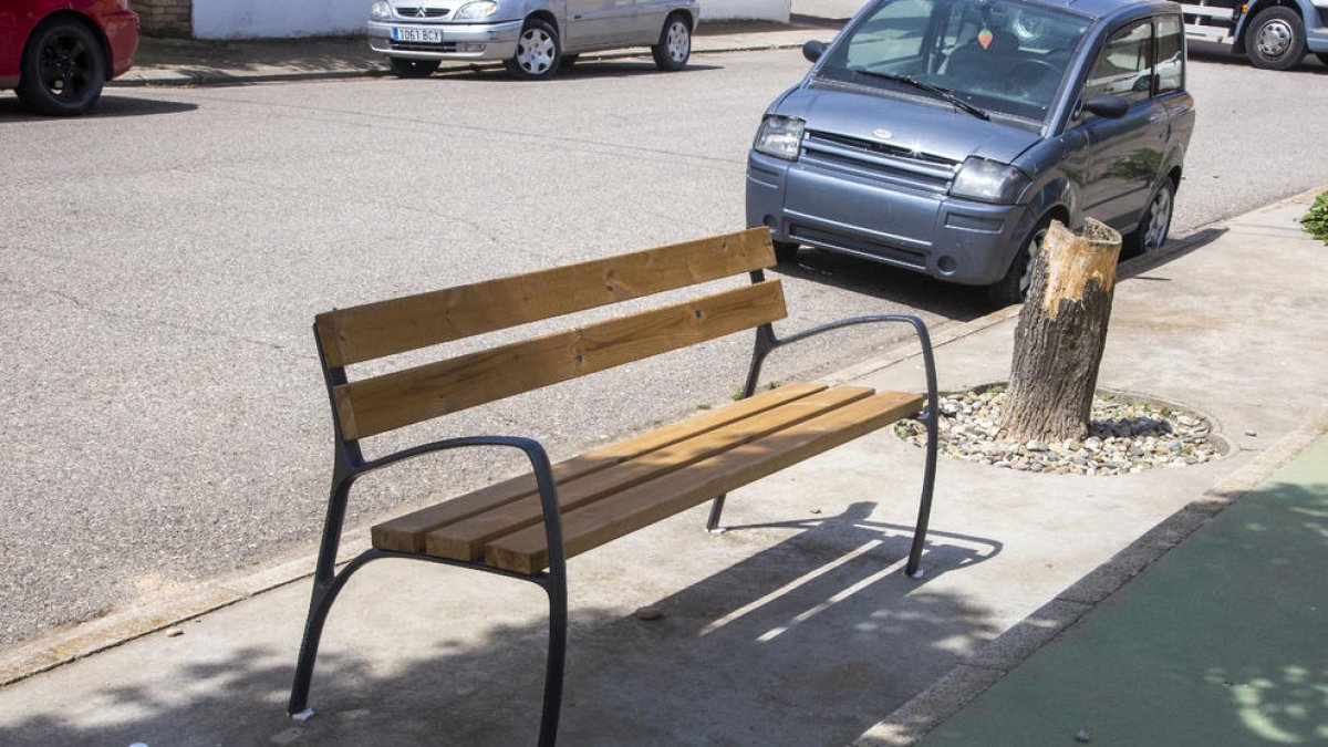 Imatge d’un banc nou en una plaça del Tarròs.
