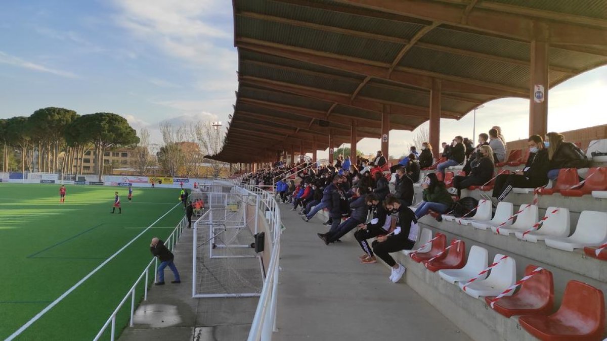 Unos 150 espectadores vieron el partido ayer en La Estacada.