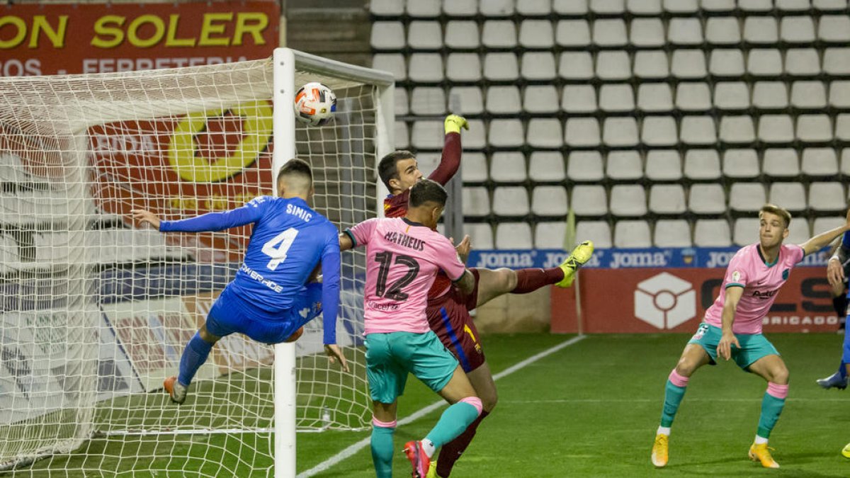 Simic intenta un remate de cabeza en una acción del partido.