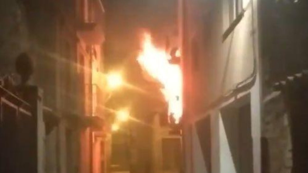 VÍDEO | Un intoxicado por humo en el incendio de un piso en Ponts