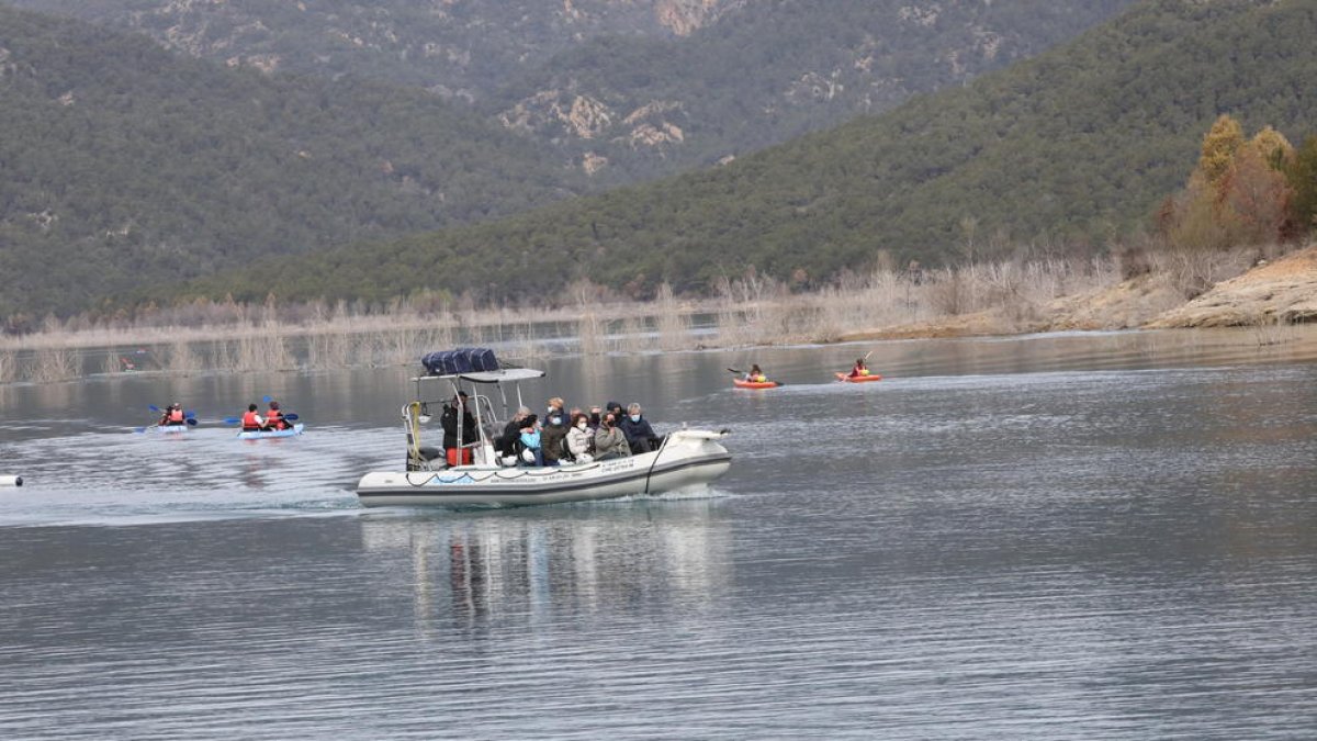 Turistas procedentes de Tarragona y Reus navegando por el pantano de Canelles, junto al congosto de Mont-rebei, ahora cerrado.